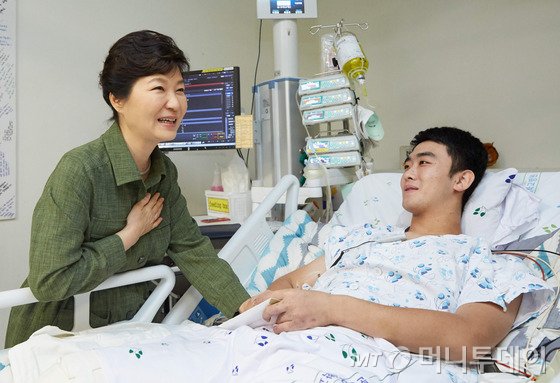박근혜 대통령이 지난 9월6일 오후 경기 성남시 분당서울대학교병원에서 지난 8월 4일 DMZ지뢰폭발로 인해 부상을 당한 육군 하재헌 하사를 격려하고 있다. /사진=뉴스1
