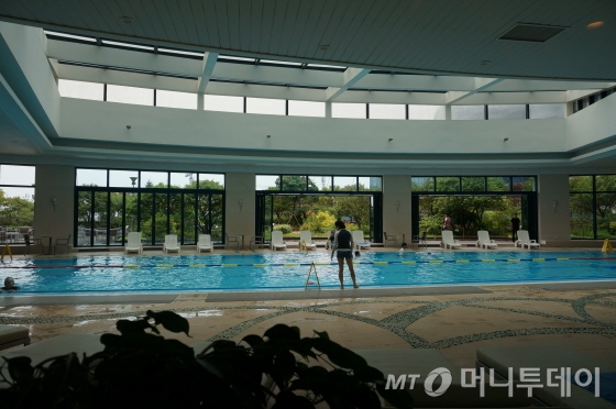이스트타워 수영장, 비행기 승무원들이 피로를 풀기 좋도록 설계돼 있다/사진=이지혜 기자 