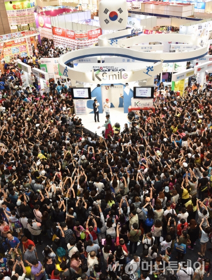 대만에서 인기가 높은 예능프로그램 '런닝맨' 출연자 개리를 초청해 이벤트를 개최해 높은 호응을 얻었다. 12개 런닝맨 촬영지 상품도 판매했다/사진제공=한국관광공사 