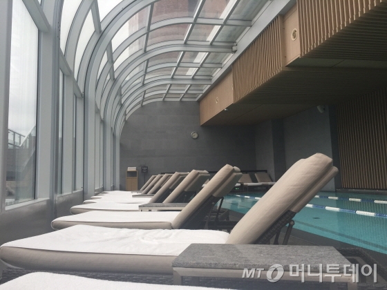 실내수영장도 천정 일부와 한쪽 벽이 통창 유리여서 겨울에도 수영을 즐기기에 좋다/사진=이지혜 기자 