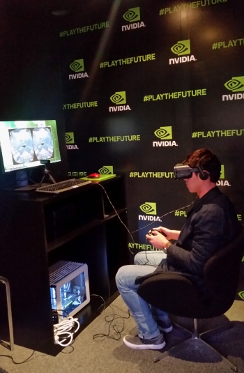 엔디비아 부스에서 '오큘러스 리프트'를 활용한 VR 게임을 시연하고 있는 모습. /사진=서진욱 기자.
