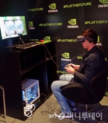 엔비디아 부스에서 '오큘러스 리프트'를 활용한 VR 게임을 시연하고 있는 모습. /사진=서진욱 기자.