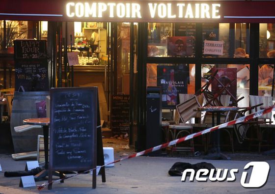프랑스 경찰들이 14일(현지시간) 테러가 발생한 현장에서 조사를 벌이고 있다. /AFP=뉴스1
