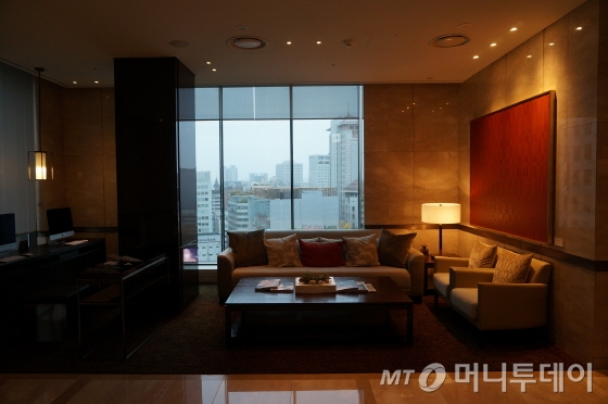 17층에 로비가 위치해 서울 주변 전망을 감상하기 좋다. 한켠에는 비즈니스센터와 휴식공간이 마련돼 있다/사진=이지혜 기자 