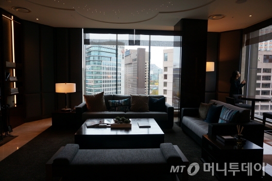 17층에 위치한 로비에는 투숙객이 손님을 만나거나 담소를 나누기 좋은 라이브러리 공간을 마련해 놓았다/사진=이지혜 기자 