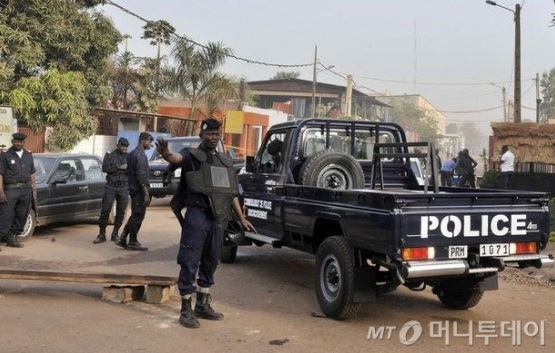 현지시간 20일 아프리카 말리 수도의 래디슨블루 호텔에서 무장단체가 인질 170명을 억류하는 사태가 벌어졌다. 인질 중에는 중국인들도 다수 포함된 것으로 확인됐다. (사진=중국신문망)