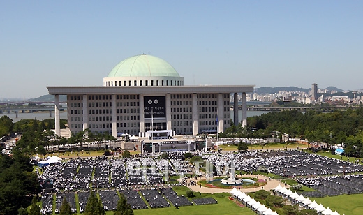 ↑고 김대중 전 대통령의 국장 영결식이 23일 낮2시 국회의사당 앞 잔디광장에서 엄수됐다.