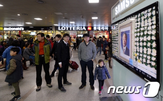 [사진]김영삼 전 대통령 서거 뉴스 보는 시민들