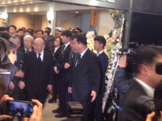 ↑25일 서울대학교 장례식장을 찾은 전두환 전 대통령.(왼쪽에서 두번째). 사진=최경민 기자