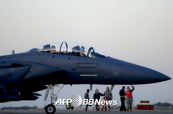 '내재적 결의' 작전으로 터키 인설릭 공군기지에서 출격 대기중인 미 공군 F-15 SE 전투기./AFPBBNews=뉴스1