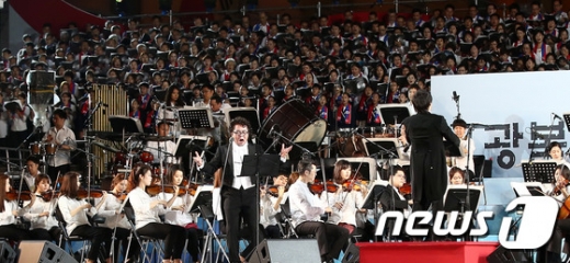 16일 오후 충남 천안시 독립기념관에서 열린 광복70년 경축음악회에서 바리톤 고성현이 열창을 하고 있다. (국가보훈처 제공) 2015.8.16/뉴스1