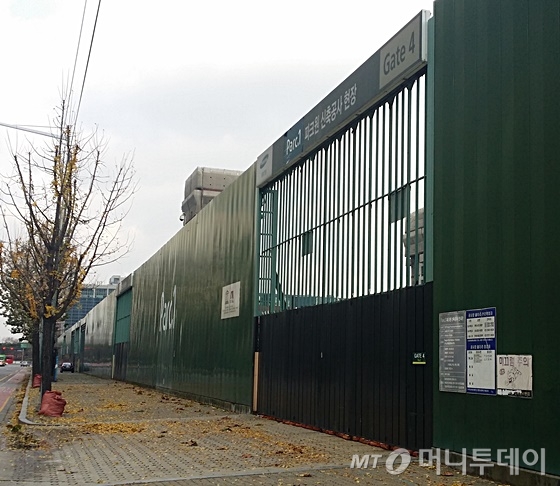 서울 영등포구 여의도동 22번지 '파크원'(parc1) 현장 주변으로 대형 펜스가 설치돼 있다. /사진=신현우 기자 
