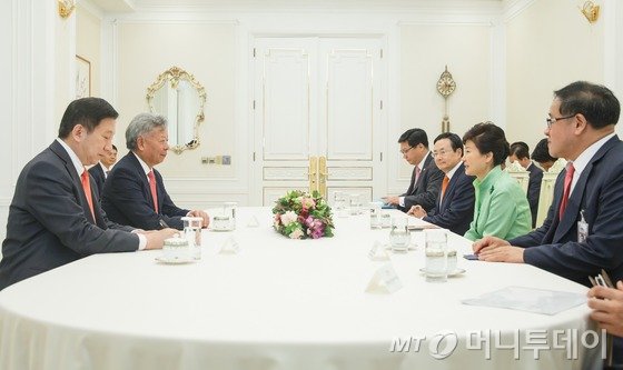  박근혜 대통령이 9일 오후 청와대에서 진리췬 초대 아시아인프라투자은행(AIIB) 총재 지명자와 대화를 나누고 있다. (청와대) 2015.9.9/뉴스1