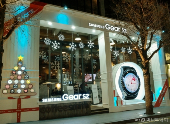 삼성전자는 제일기획과 협업해 크리스마스와 연말연시를 맞아 서울 신사동 커피스미스 가로수길점에서 '기어 S2 팝업스토어'를 운영한다고 2일 밝혔다.<br>