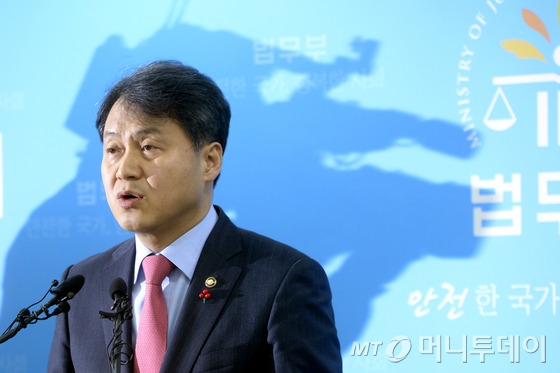 김주현 법무부 차관이 3일 오전 사법시험 폐지를 4년간 유예하는 내용의 방침을 발표하고 있다./사진=뉴스1