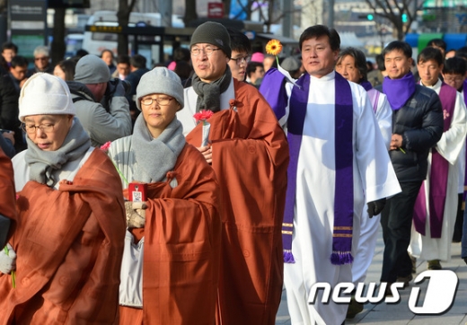 [사진]종교단체, '평화의 꽃길 행진'