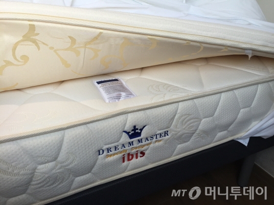 유뤕과 아시아 호텔 침대 전문 업체 '드림마스터' 제품을 주문제작해 사용하고 있다/사진=이지혜 기자 