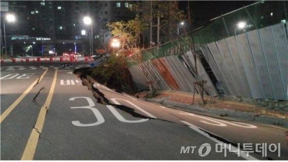지난달 28일 인천 중구 영동하늘도시 한 아파트 인근 도로에서 직경 35미터 크기의 싱크홀이 발생했다.