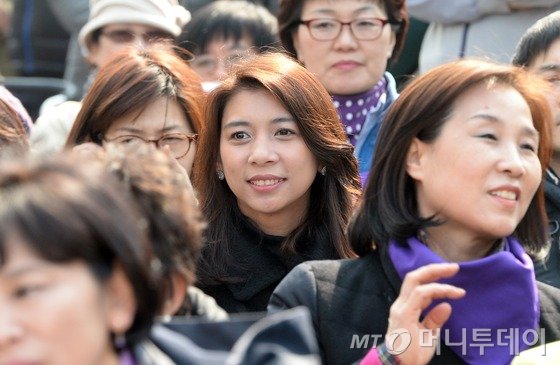  3.8 세계 여성의 날인 8일 오후 서울 광화문광장에서 열린 3.8 세계 여성의 날 기념식에서 이자스민 새누리당 의원이 축사를 듣고 있다. /사진=뉴스1