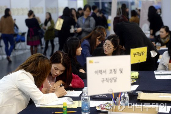  11월17일 오후 서울시청 시민청에서 열린 2015 결혼이민여성 취업박람회에서 여성들이 이력서를 작성하고 있다. 사진=뉴스1.