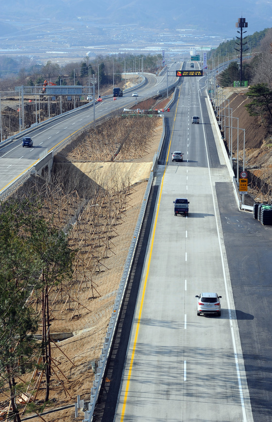  '88올림픽 고속도로'의 왕복 4차로 확장 공사 개통식을 하루 앞둔 22일 오후 경남 거창군  가조터널 인근 광주 방향으로 차량들이 달리고 있다./사진=뉴스1
