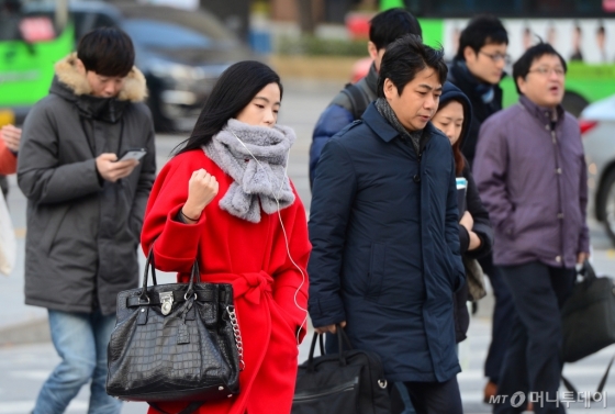 서울 종로구 광화문 네거리에서 시민들이 두터운 겨울 옷을 입고 출근길을 재촉하고 있다. /사진제공=뉴스1