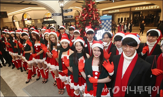 [사진]백화점에 나타난 모델 산타들