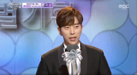 배우 윤현민이 30일 열린 2015 MBC 연기대상 시상식에서 특별기획부문 남자 신인상 수상 후 소감을 밝히고 있다. 