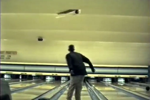 한 남자가 볼링공으로 천장을 맞힌 장면. /사진=유튜브 영상 갈무리