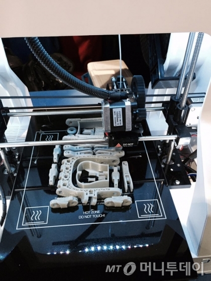 미국 3D프린터기 제조업체 로보3D(ROBO3D)가 제품의 성형과정을 시연하고 있다./사진=박계현기자 unmblue@