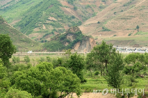 중국 쪽에서 바라본 압록강 건너 북한 땅/ 사진=이호준 시인·여행작가