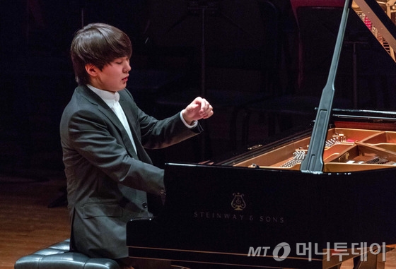 한국인 최초로 쇼팽 국제 피아노 콩쿠르에서 우승한 피아니스트 조성진(21)이 2일 오후 2시 '제17회 쇼팽 국제 피아노 콩쿠르 우승자 갈라 콘서트' 공연에서 연주하고 있다. /사진제공=크레디아