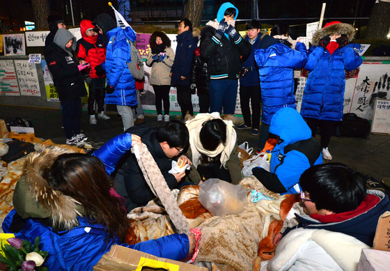 서울 종로구 일본대사관 앞에서 '한일 일본군 위안부 합의 무효와 정의로운 해결을 위한 전국행동' 회원들이 소녀상을 지키고 있다. /사진=뉴스1