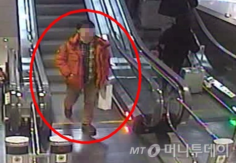 지난달 29일 인천공항 화장실에 폭발 의심물체를 설치한 용의자 A씨(36)씨가 인천공항 CCTV에 찍혔다. /사진제공=인천지방경찰청