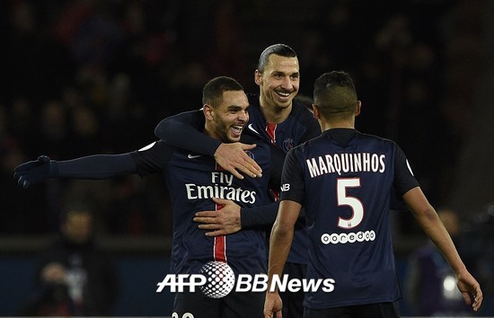 파리 생제르망 즐라탄 이브라히모비치가 골을 기록한 후 팀동료들의 축하를 받고 있다./AFPBBNews=뉴스1