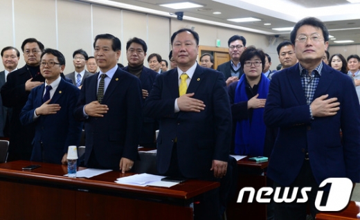 [사진]국민의례하는 서울시의회 더불어민주당