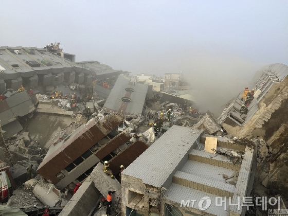 지진 직후 무너진 17층 건물의 참혹한 현장은 이번 지진의 파괴력을 보여준다.  
