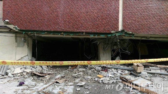 원자폭탄 2개 규모와 맞먹는다는 대만 지진은 고층 건물 뿐 아니라 일반 주택에도 상당한 피해를 줬다.  