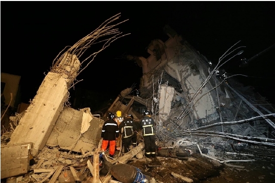 6일 대만 타이난시에서 발생한 지진으로 구조작업이 진행중이다. /AFPBBNews=뉴스1