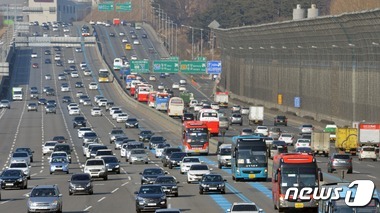 설 연휴 이틀째인 7일 귀경길 정체가 시작되면서 전국 주요 고속도로는 양방향 정체를 보이겠다. /뉴스1 © News1 송원영 기자