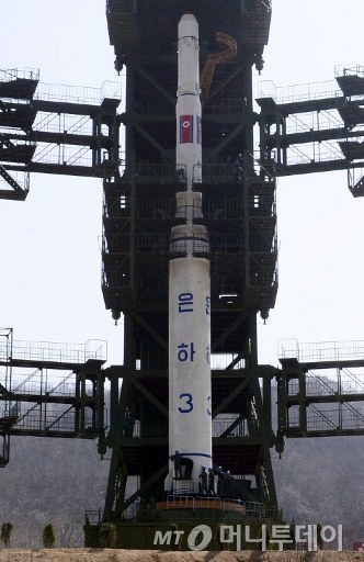 북한이 7일 오전 9시30분쯤 장거리 미사일을 발사했다. 사진은 2012년 4월8일 북한이 함경북도 철산군 동창리에서 공개한 장거리 미사일 은하3호. / 사진=뉴스1
