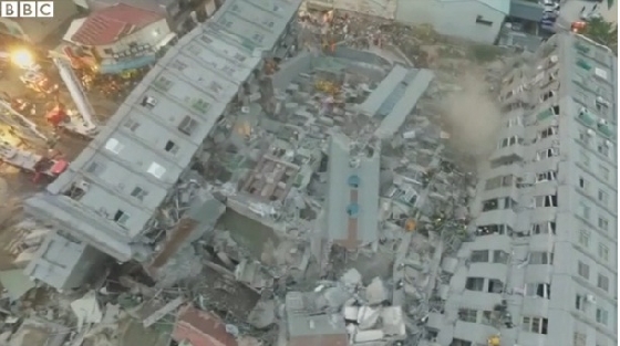 지난 6일 새벽 대만 동남부를 강타한 리히터 6.7 규모의 강진으로 쓰러진 타이난시 용캉구 웨이관진룽 주상복합건물. /사진=BBC 동영상 캡처