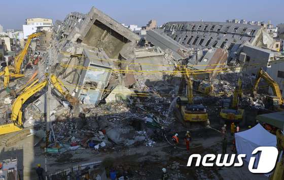 9일 크레인들이 지난 6일 규모 6.4의 강진으로 무너진 대만의 주상복합건물 웨이관진룽의 잔해를 파헤치고 있다./AFPBBNews=뉴스1