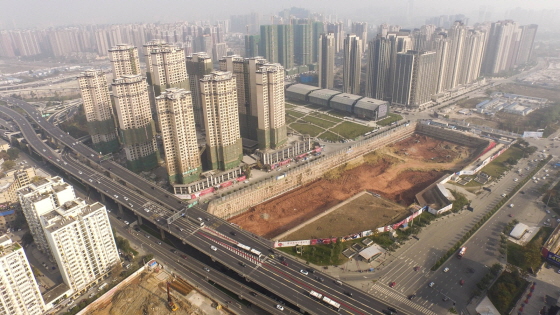 롯데자산개발이 중국 쓰촨성 청두시에서 진행 중인 사업 단지 모습. 아파트 1428가구와 호텔, 대형마트, 오피스 등이 들어설 예정이다. /사진제공=롯데자산개발 