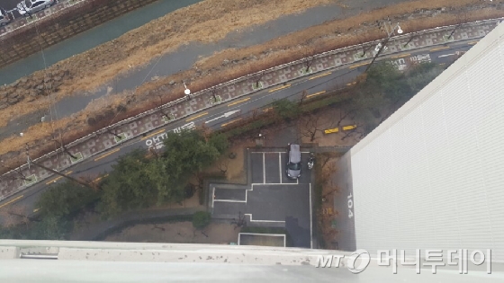 윤씨가 투신한 서울 성북구 한 아파트 18층에서 내려다 본 높이./ 사진=권혜민 기자