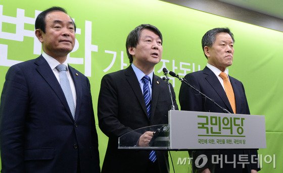 국민의당 안철수 공동대표가 11일 서울 마포 당사에서 열린 기자회견에서 '국민의당 1호 법안'을 발표하고 있다. 2016.2.11/사진=뉴스1  