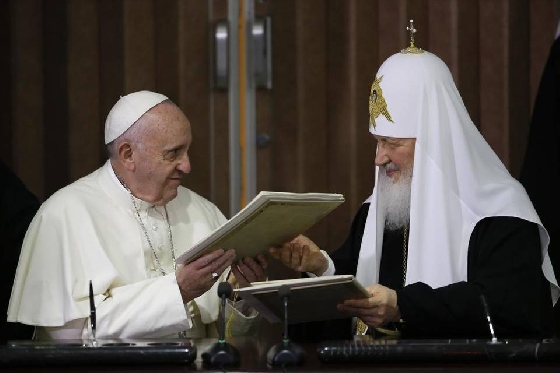 프란치스코 교황(왼쪽)과 러시아 정교회의 키릴 총대주교. /사진=마이애미헤럴드
