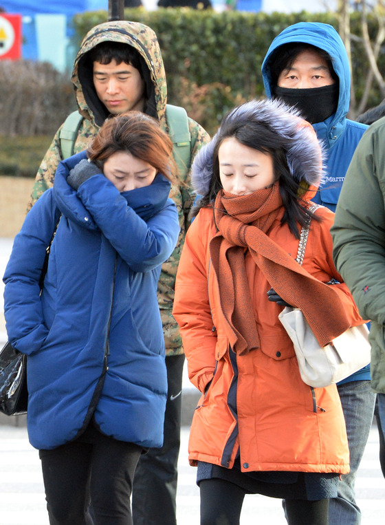 서울 광화문광장에서 시민들이 웅크린채 출근하고 있다. /사진=뉴스1
