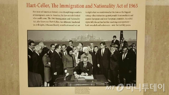 미국 36대 대통령인 린든 존슨 대통령이 1965년 미국 뉴욕 맨해튼에서 이민과 국적의 차별 및 제한을 없앤 '이민과 국적에 관한 법률'에 서명하고 있다.