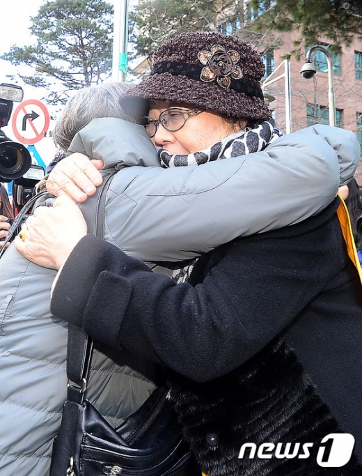 [사진]스즈키 교수 포옹하는 이용수 할머니